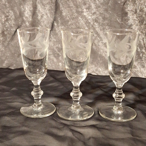 Rare Rock Sharpe Garland Grey Cut Leaf Wreath 3 Brandy Cordial Glasses - Picture 1 of 8